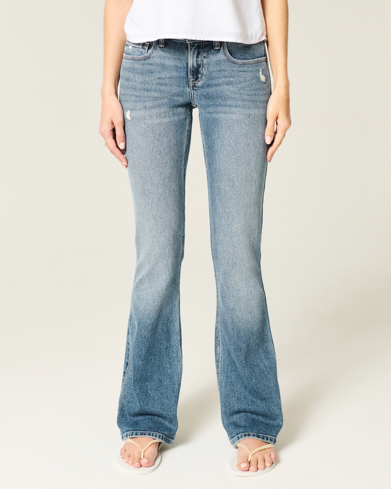hüftig geschnittene mittelblaue bootcut-jeans mit blumenstickerei.