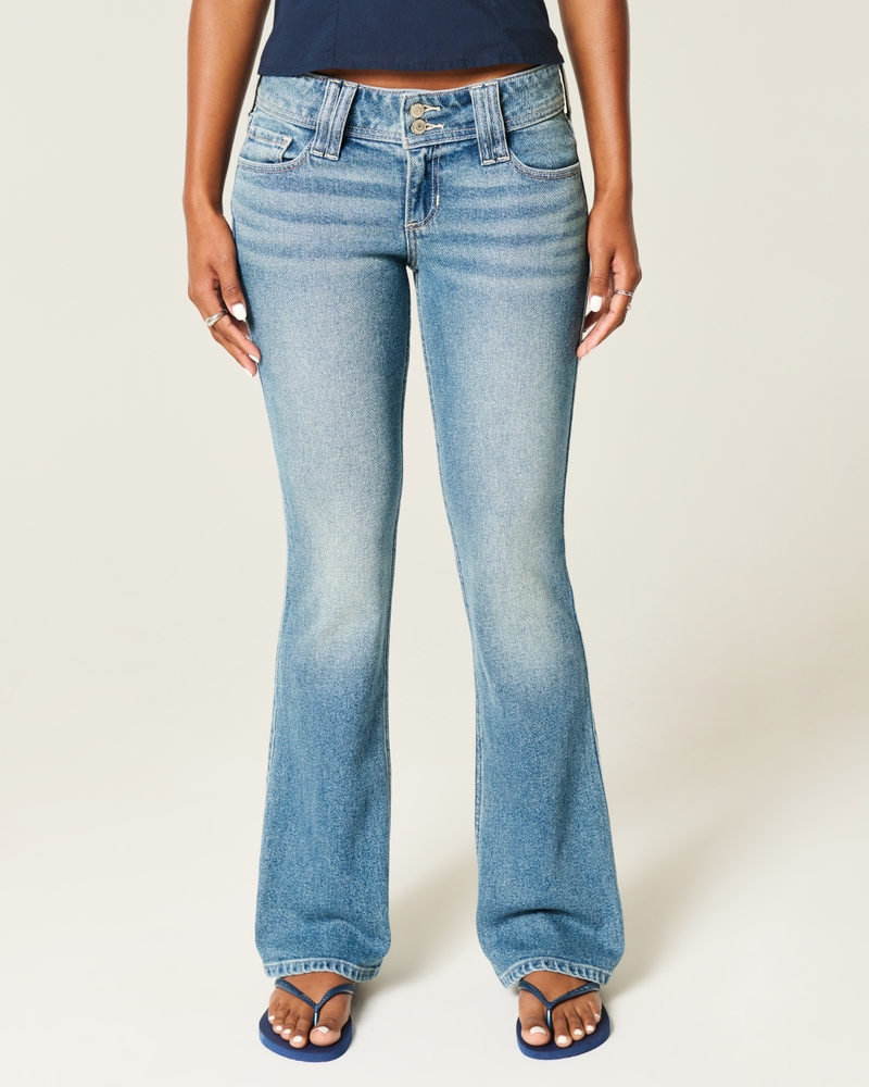 hüftig geschnittene mittelblaue bootcut-jeans mit blumenstickerei.