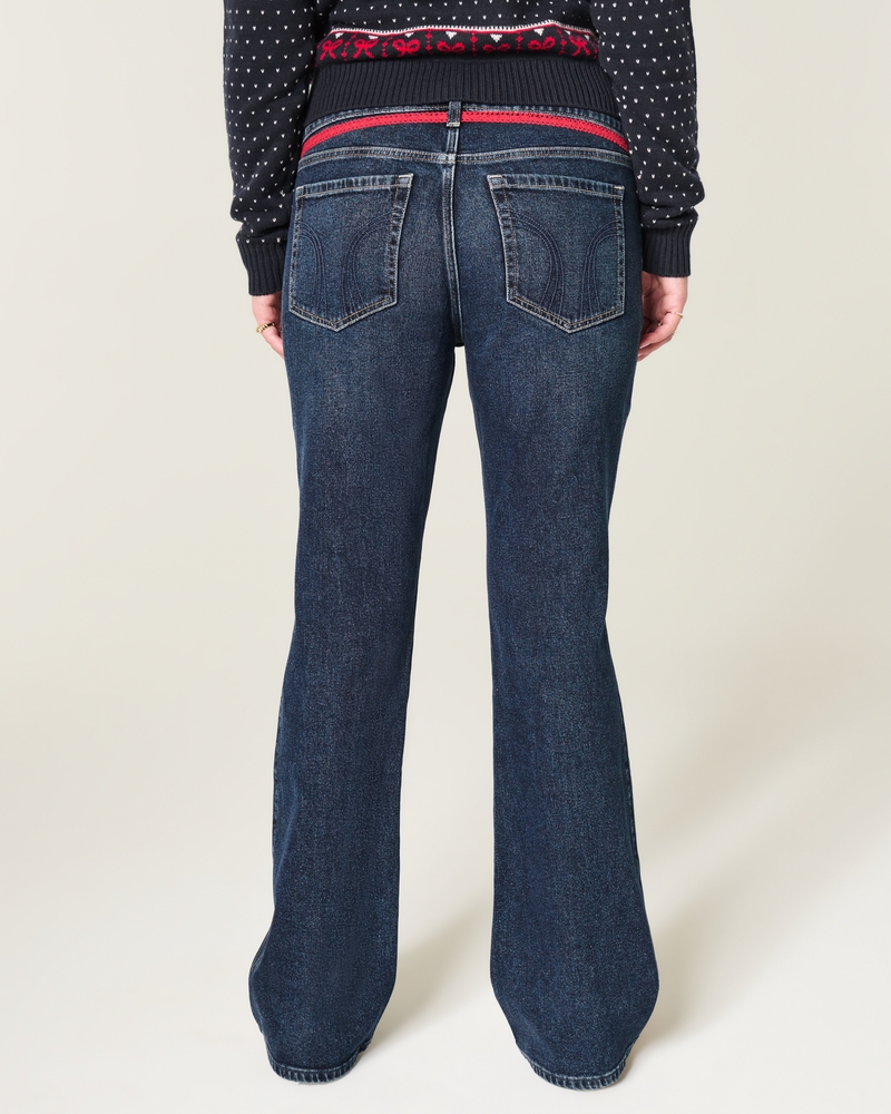 hüftig geschnittene mittelblaue bootcut-jeans mit blumenstickerei.