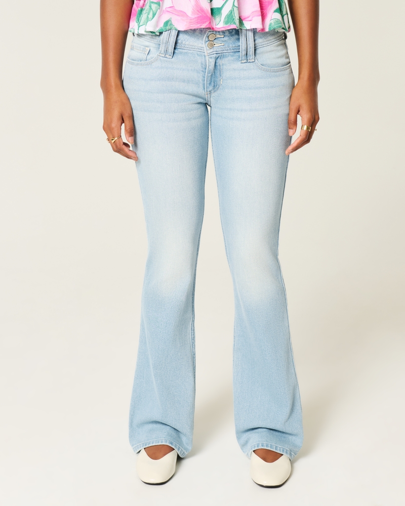 hüftig geschnittene mittelblaue bootcut-jeans mit blumenstickerei.