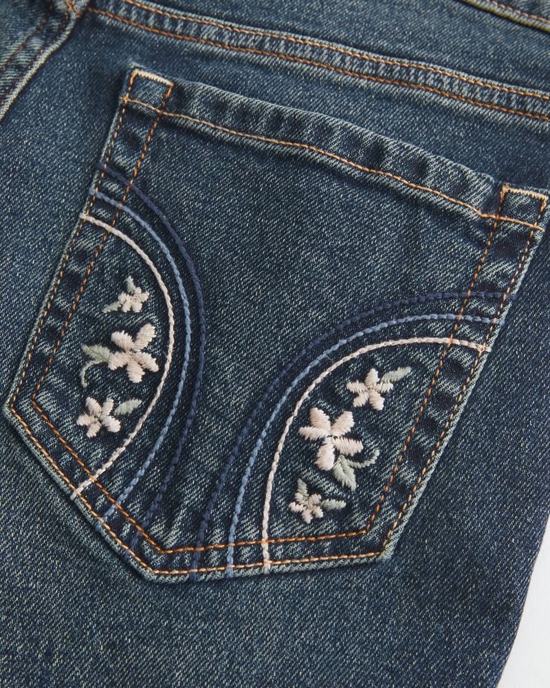 hüftig geschnittene tief gewaschene bootcut-jeans mit stickereien