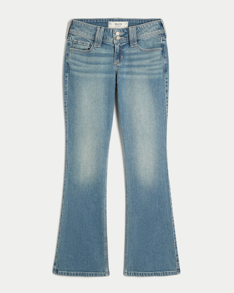 niedrig geschnittene dunkelblaue bootcut-jeans mit rotem gürtel und niedrigem bund.