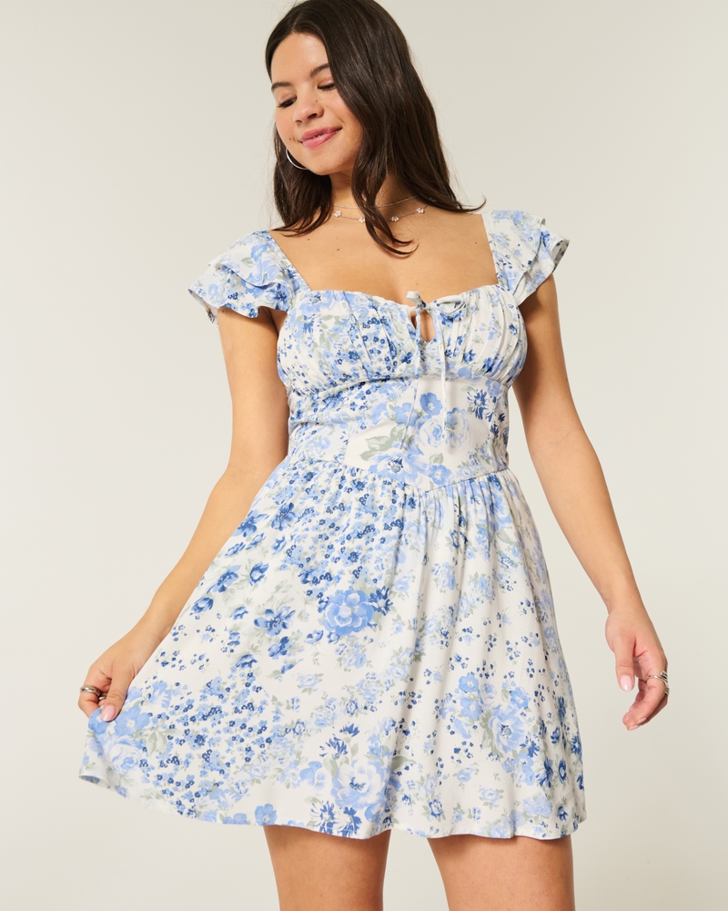minikleid mit fließenden Ärmeln und v-ausschnitt