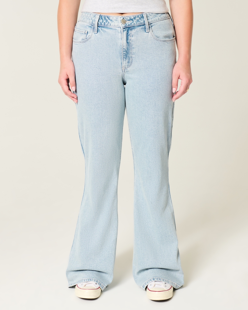 hochgeschnittene hellblaue jeans mit herzförmigen taschen und ausgestelltem bein