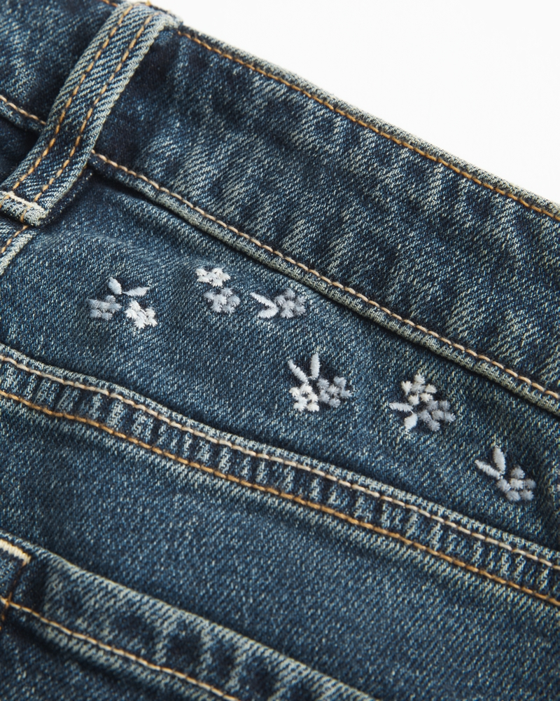 hochgeschnittene dunkel gewaschene blumengestickte schlagjeans