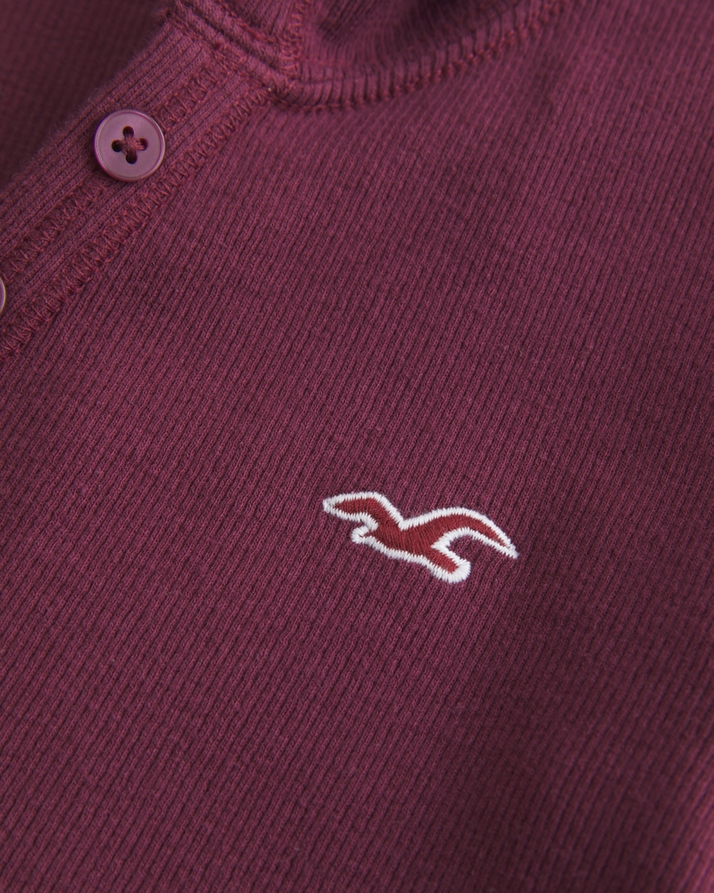 langärmeliges kapuzenshirt mit henley-kragen