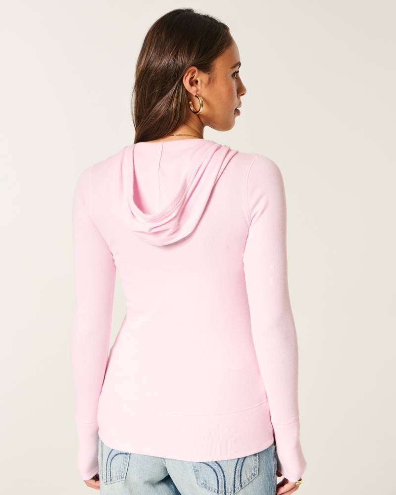 langärmeliges kapuzenshirt mit henley-kragen