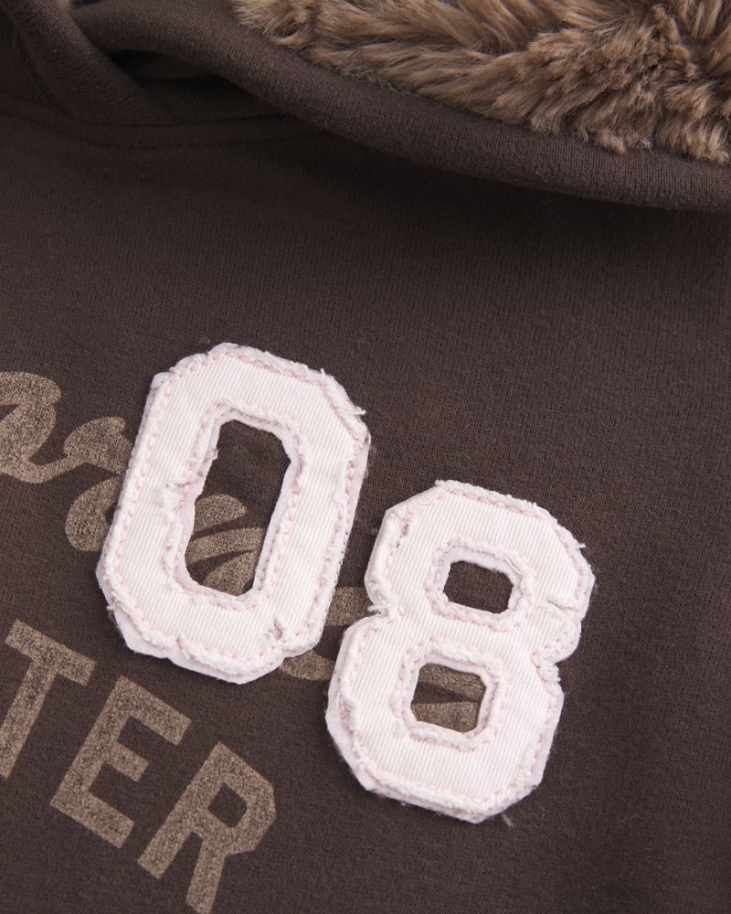 kapuzenpullover mit muster und kunstfellfutter aus dem jahr 2003
