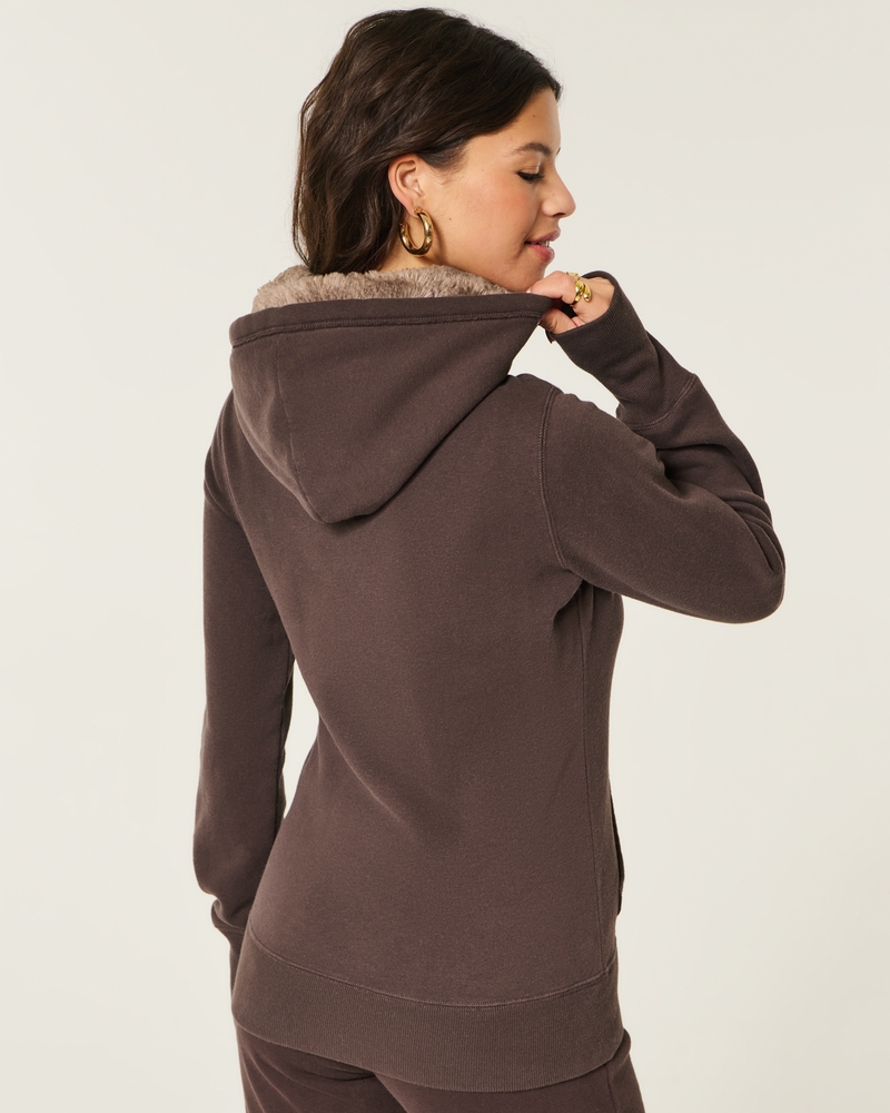 kapuzenpullover mit muster und kunstfellfutter aus dem jahr 2003