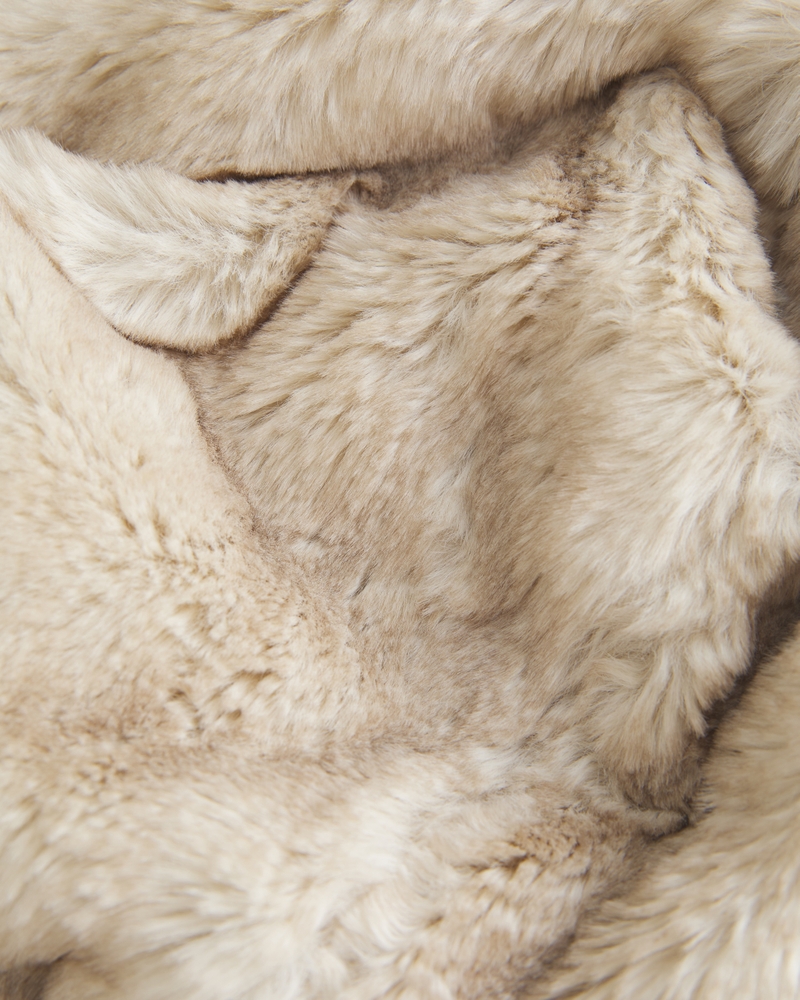 kapuzenpullover mit muster und kunstfellfutter aus dem jahr 2003