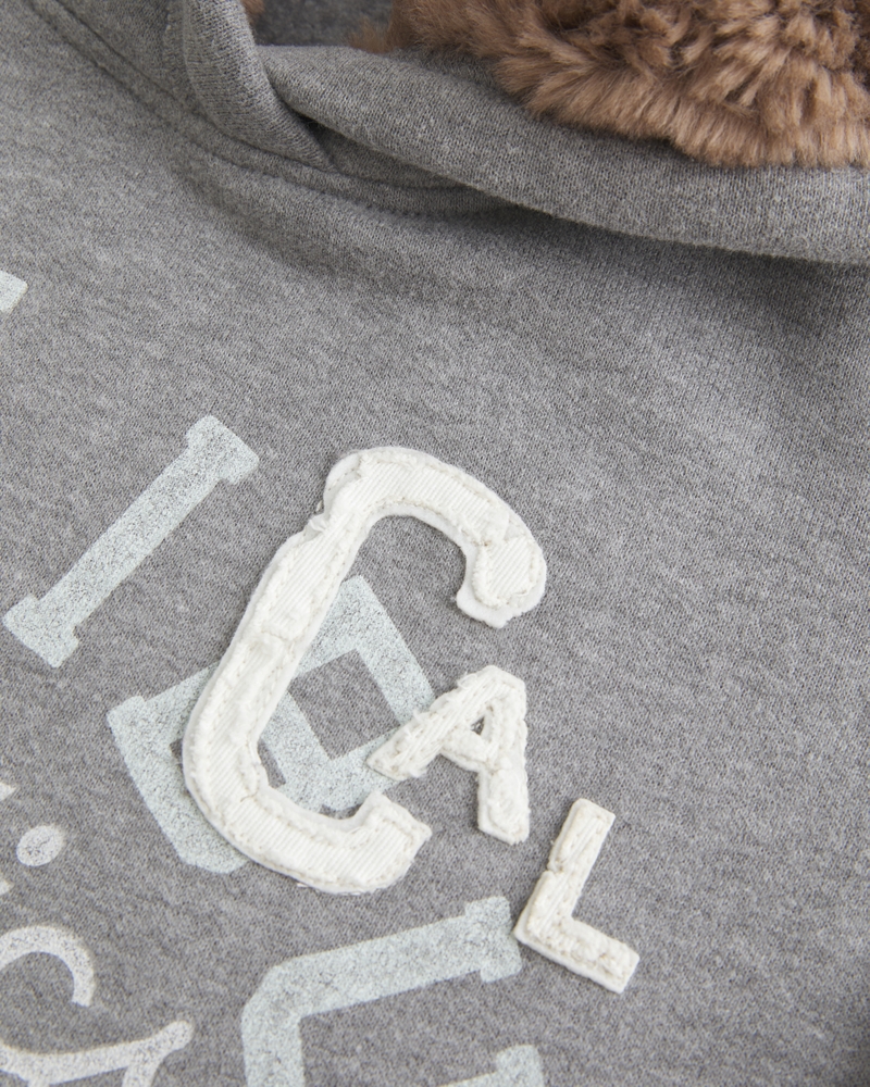 kapuzenpullover mit muster und kunstfellfutter aus dem jahr 2003