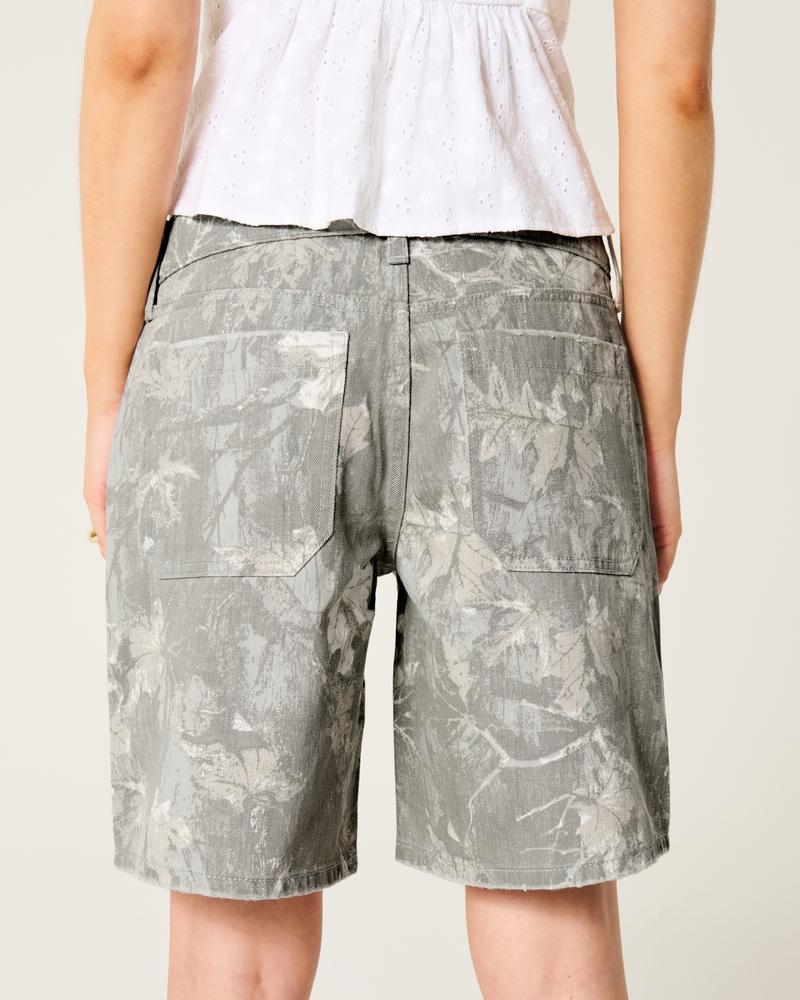hüftig geschnittene hellblaue jeansshorts mit schleifenmuster lockere passform