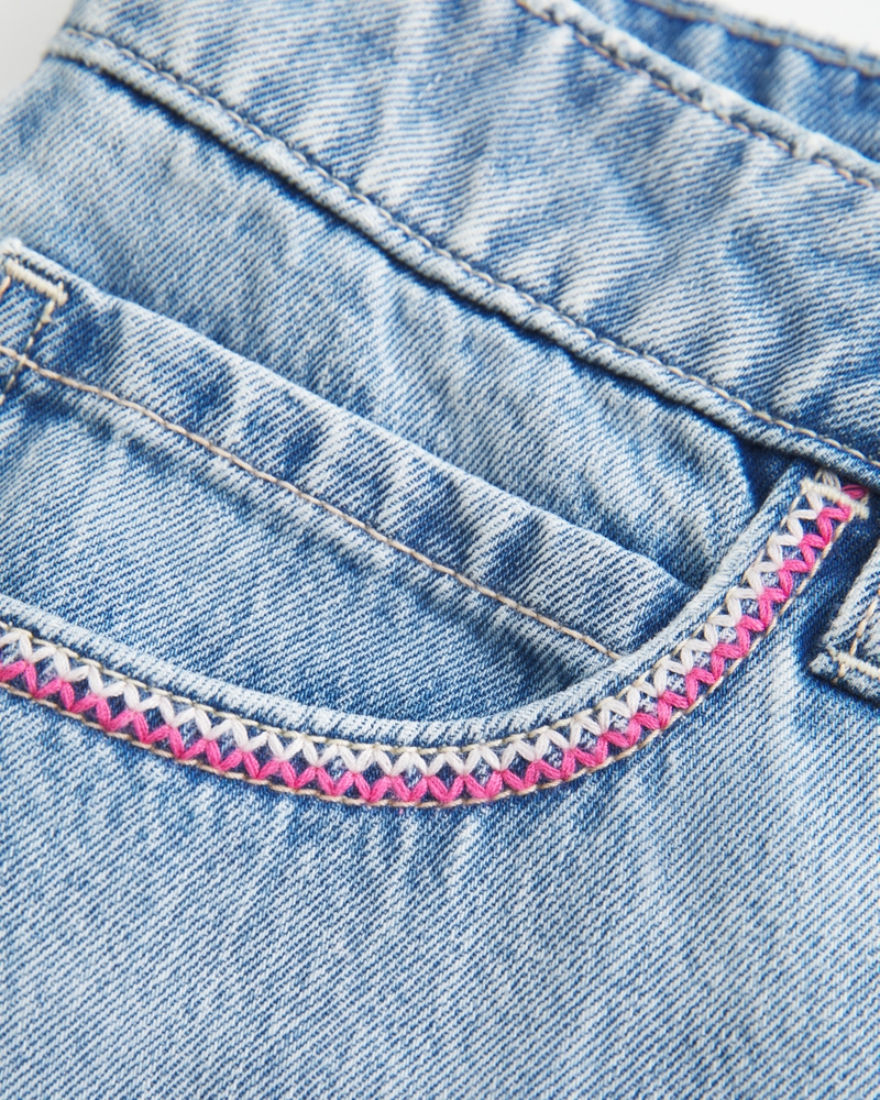hüftig geschnittener rosa bestickter hellblauer jeansminirock