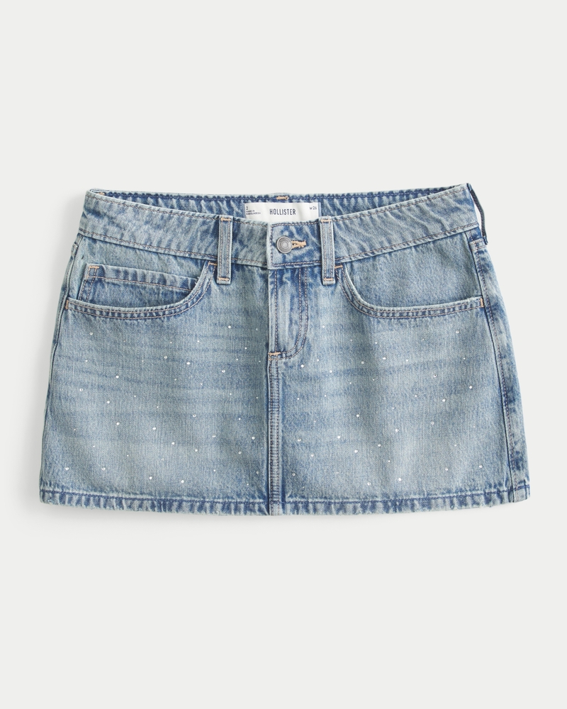 hüftig geschnittener jeansminirockminihose mit roten ziernähten