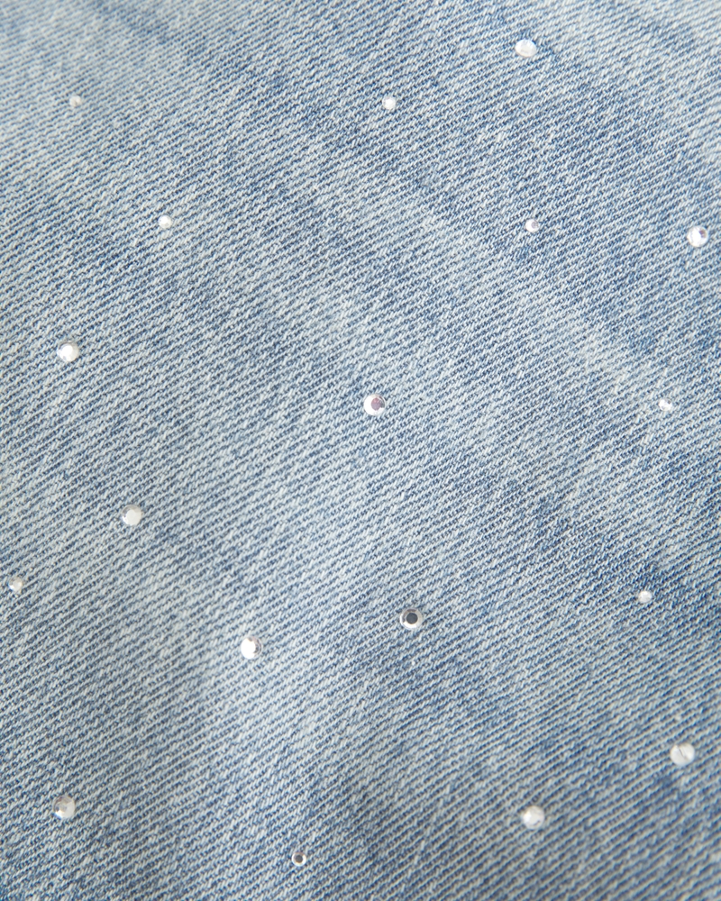 hüftig geschnittener jeansminirockminihose mit roten ziernähten