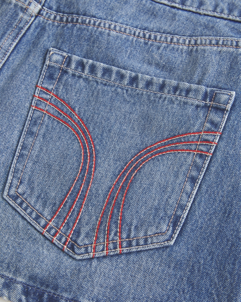 hüftig geschnittener jeansminirockminihose mit roten ziernähten