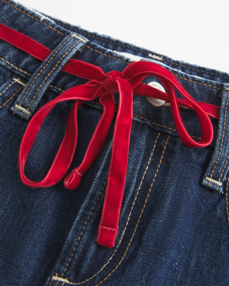 hüftig geschnittener jeansminirockminihose mit roten ziernähten