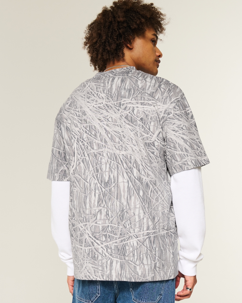 dickes quadratisch geschnittenes t-shirt mit rundhalsausschnitt und logo