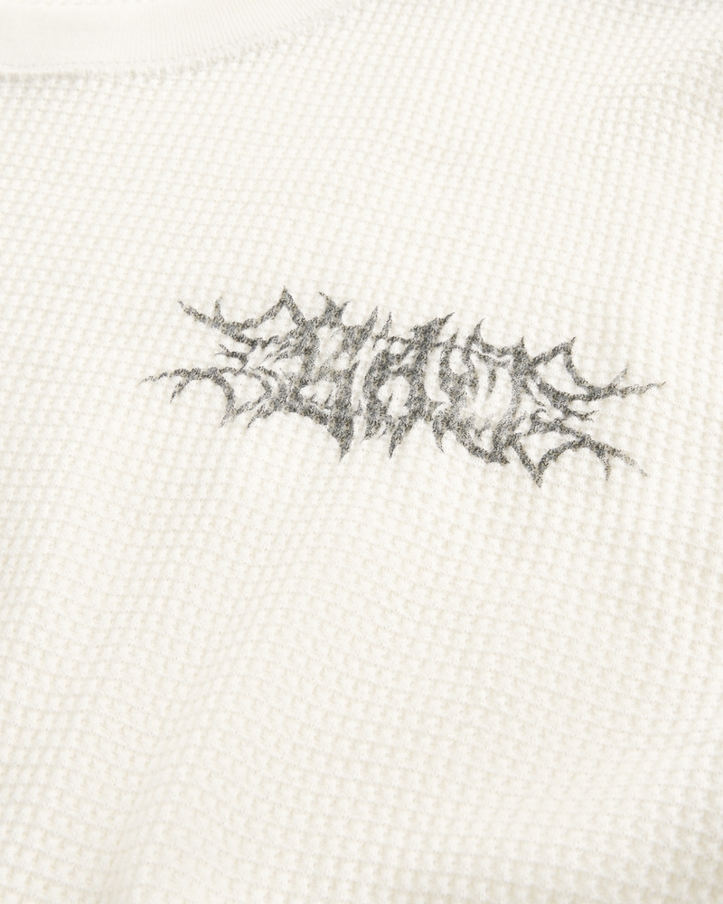 warmes shirt mit graffiti-muster und rundhalsausschnitt