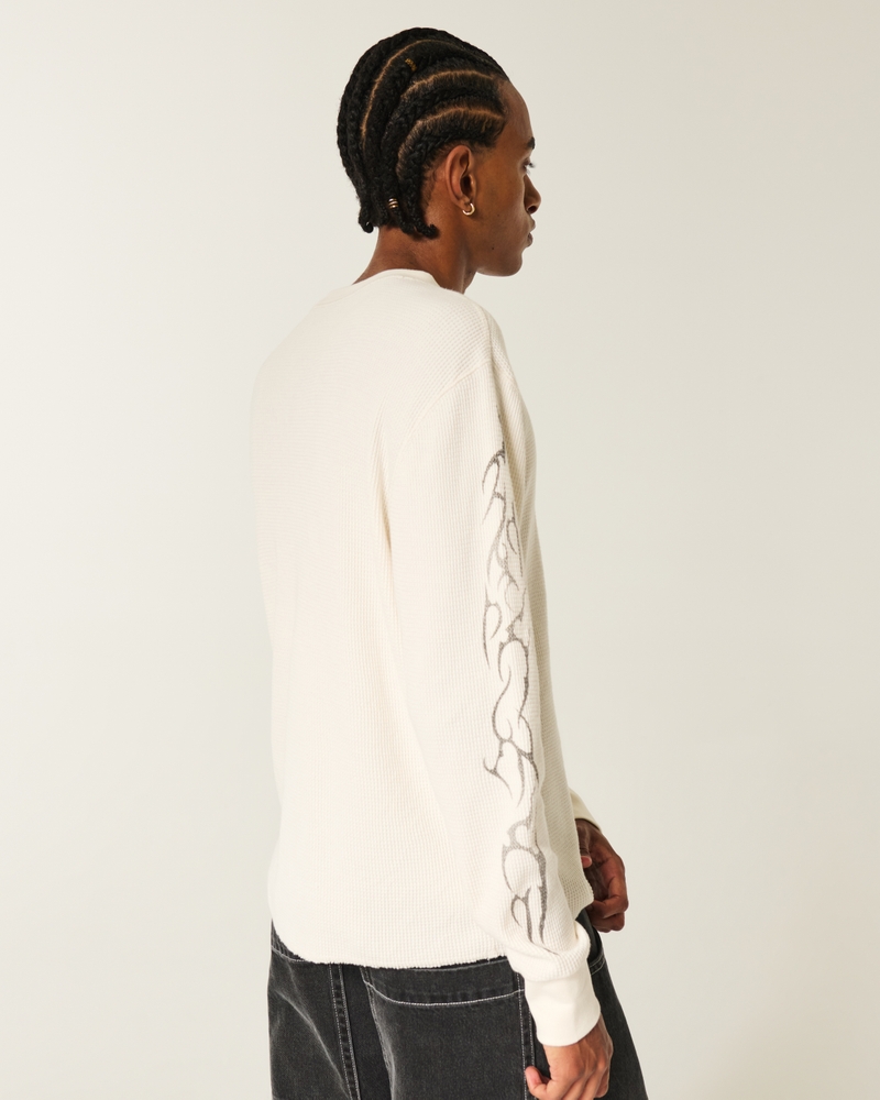 warmes shirt mit graffiti-muster und rundhalsausschnitt