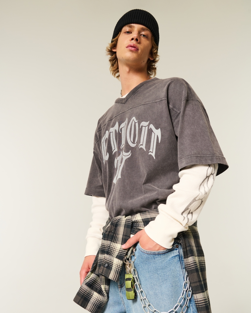 warmes shirt mit graffiti-muster und rundhalsausschnitt