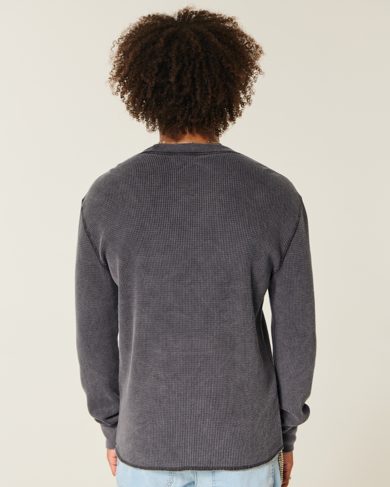 warmes shirt mit graffiti-muster und rundhalsausschnitt