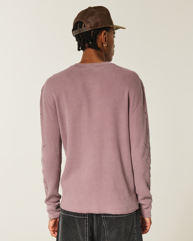warmes shirt mit graffiti-muster und rundhalsausschnitt