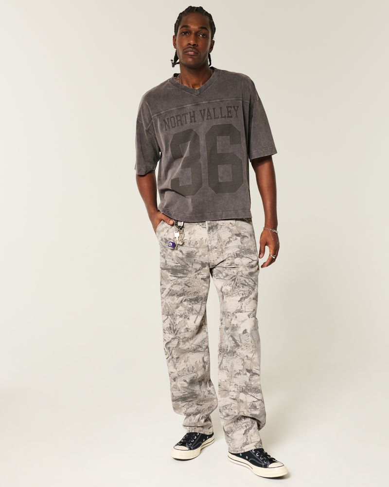 camouflage-skateboard-jeans locker sitzend malerjeans