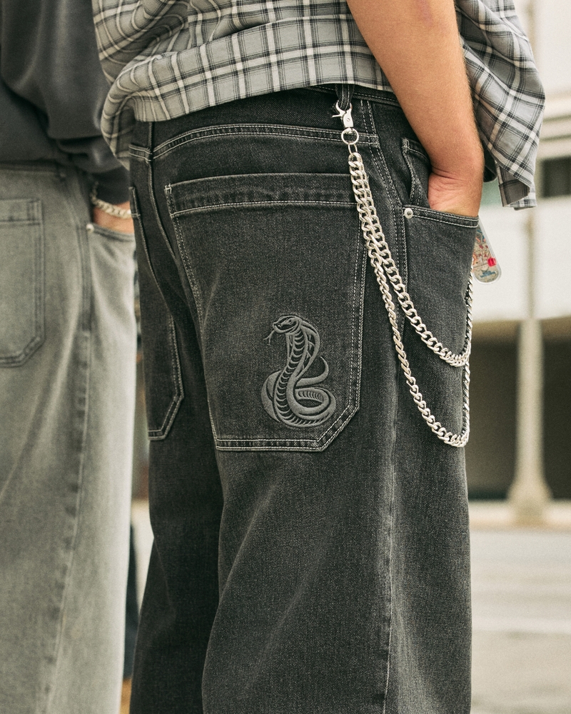 camouflage-skateboard-jeans locker sitzend malerjeans