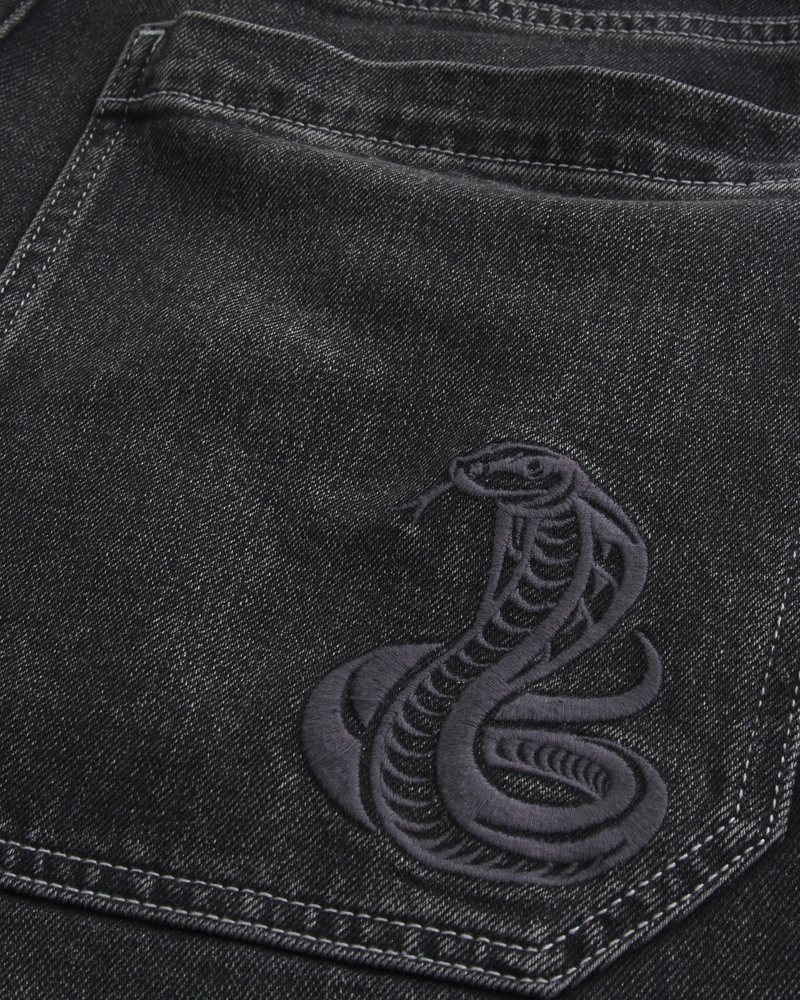 mittelblaue locker sitzende jeans mit hollywood-muster und eislauf-effekt