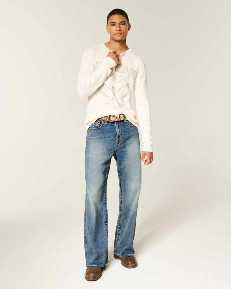 bootcut-jeans mit mittelblauer aufgesetzter tasche