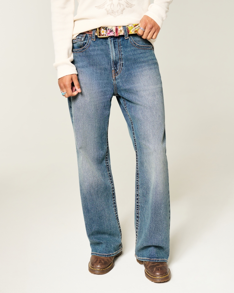 bootcut-jeans mit mittelblauer aufgesetzter tasche
