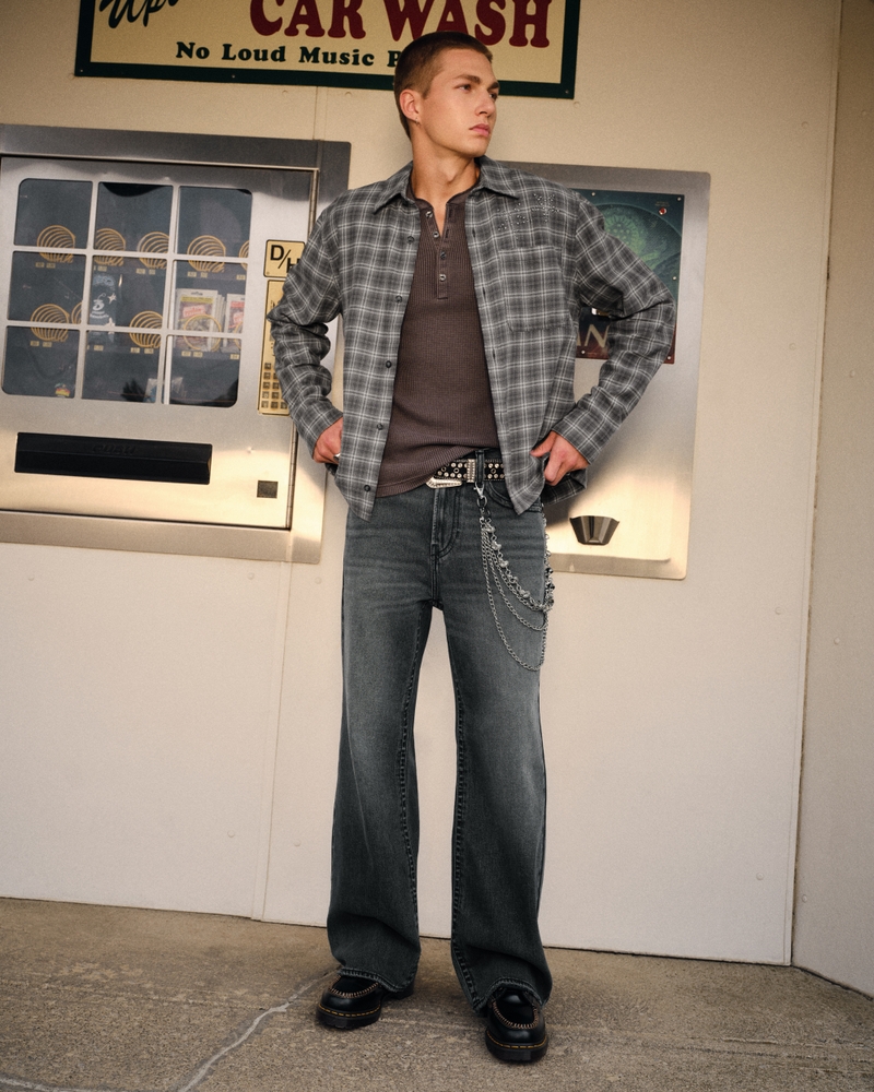 bootcut-jeans mit mittelblauer aufgesetzter tasche