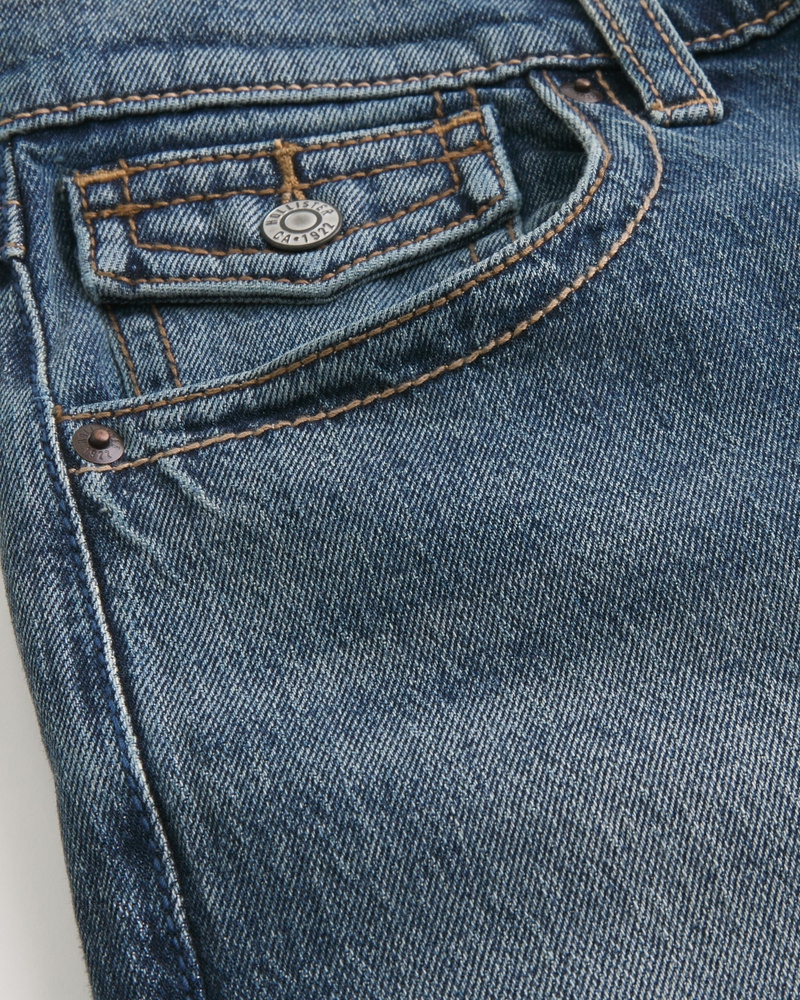 bootcut-jeans mit mittelblauer aufgesetzter tasche