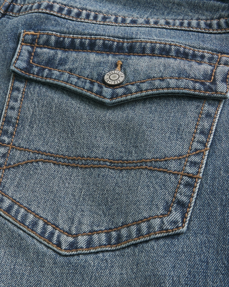 bootcut-jeans mit mittelblauer aufgesetzter tasche