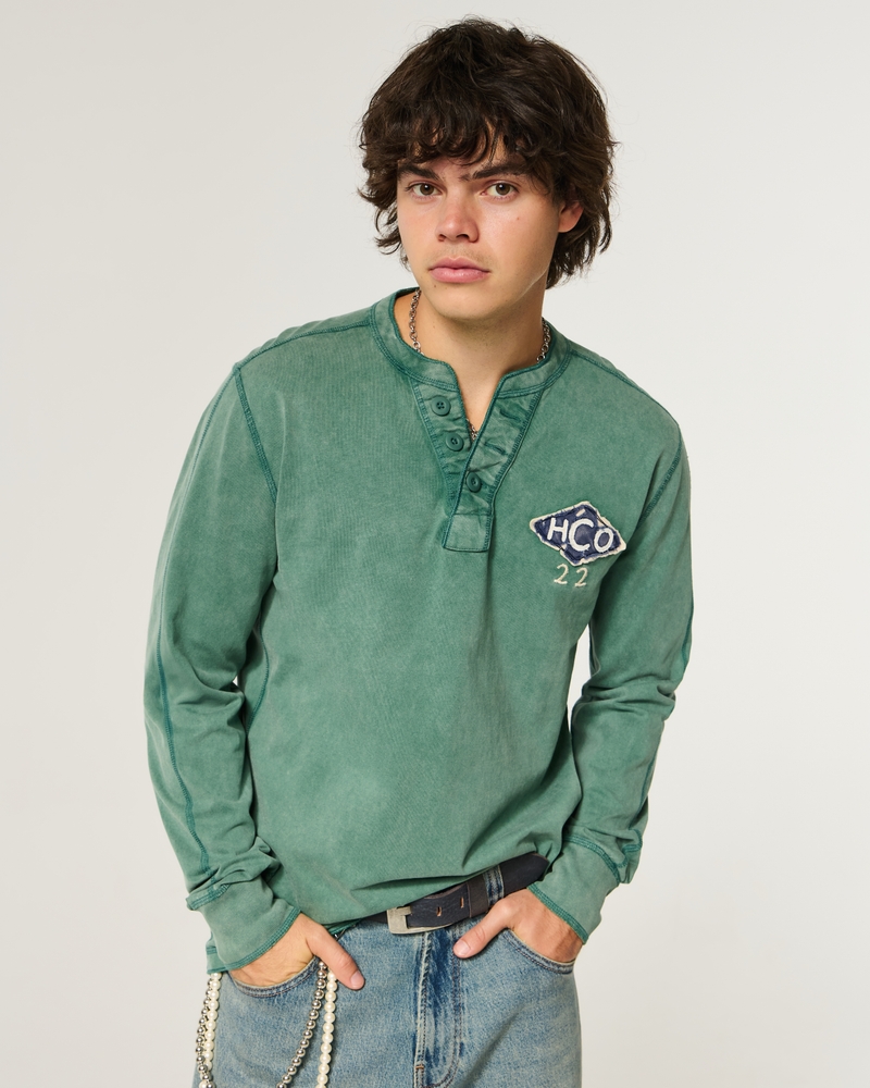 limitierte holiday-edition henley-kragen-top mit charakteristischem print
