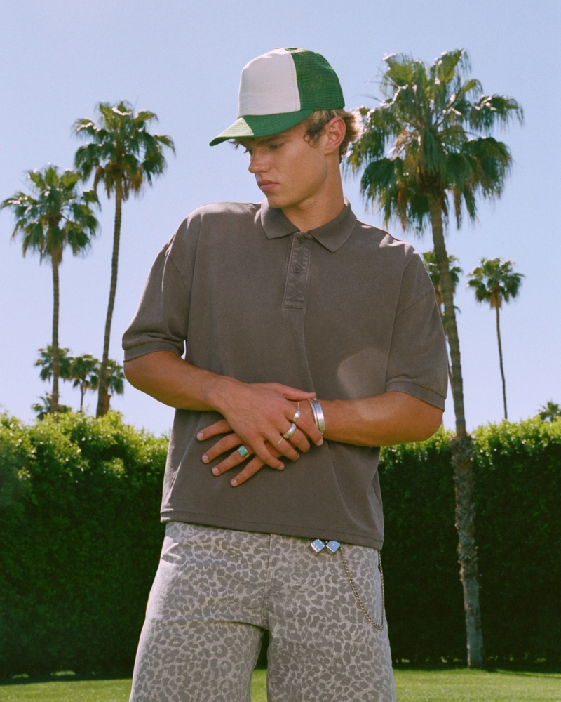 poloshirt mit quadratischem schnitt und kurzer waschung