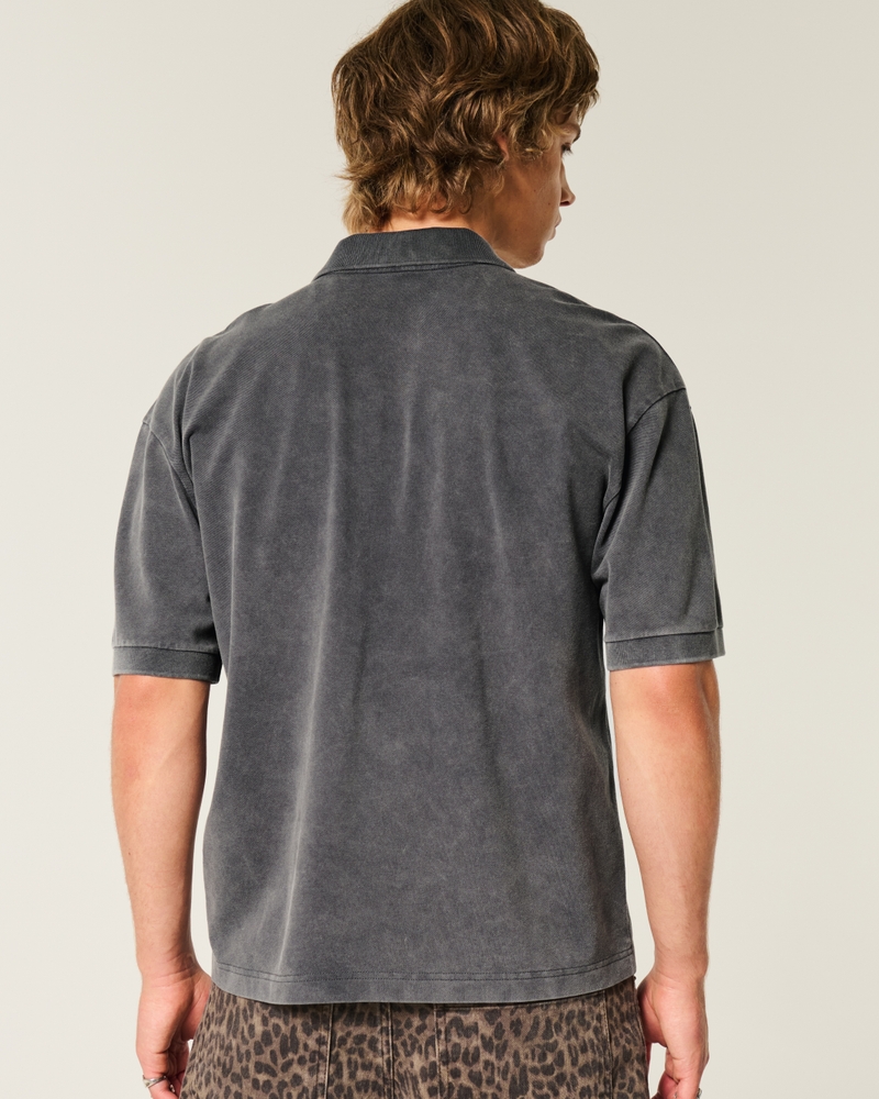 poloshirt mit quadratischem schnitt und kurzer waschung
