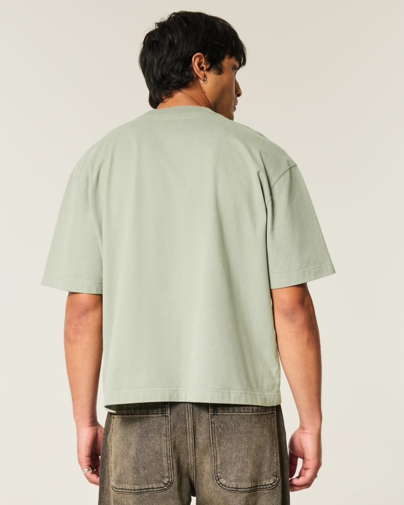 quadratisch geschnittenes kurzes t-shirt mit rundhalsausschnitt und starkem tarnmuster